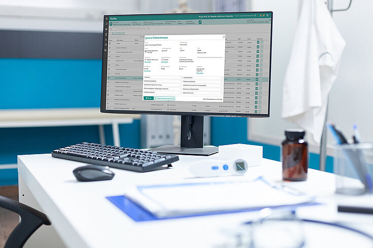Ein Monitor, auf dem die Verordnungssoftware MediSuite in der Detailansicht eine MediSuite-DiGA-Verordnung zeigt