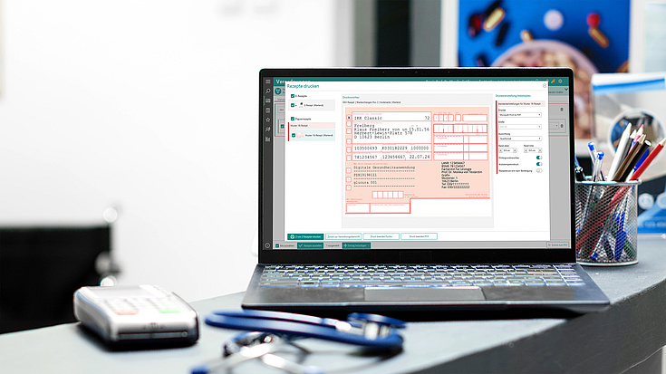 Ein Monitor, auf dem die Verordnungssoftware MediSuite in der Detailansicht die Druckvorschau von MediSuite DiGA zeigt