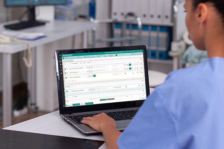 Ein Monitor, auf dem die Verordnungssoftware MediSuite in der Detailansicht die eRezept-Verordnungsübersicht zeigt
