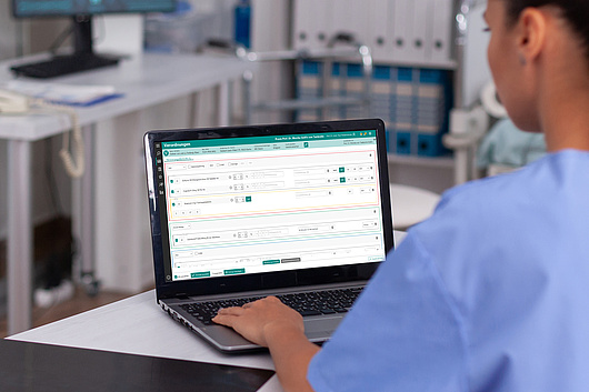 Ein Monitor, auf dem die Verordnungssoftware MediSuite in der Detailansicht die eRezept-Verordnungsübersicht zeigt